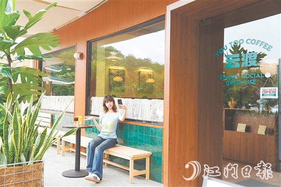 “云渡咖啡”以法式自然風為設計基調(diào)，隨便一拍，都是森系電影大片的感覺。