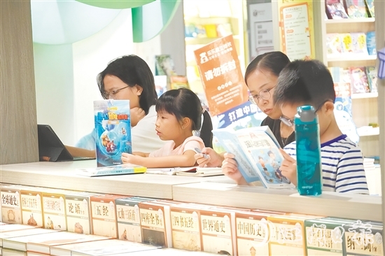 在開(kāi)平購(gòu)書(shū)中心，市民參與多項(xiàng)線下活動(dòng)。