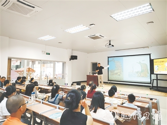 楊大煒借助生動(dòng)視頻與趣味圖案為大家解析中國(guó)古建筑的特點(diǎn)。