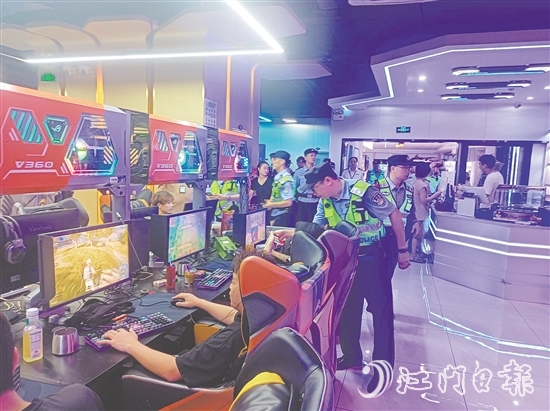 行動(dòng)中，警方對(duì)重點(diǎn)場(chǎng)所開(kāi)展檢查。