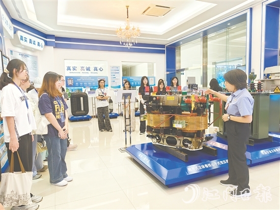 在海鴻電氣有限公司負(fù)責(zé)人的講解下，大學(xué)生對企業(yè)運(yùn)營和管理有了更清晰的認(rèn)識。