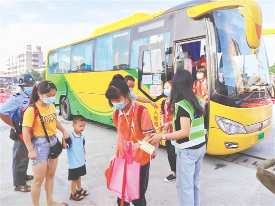 學生有序走下“定制公交”。
