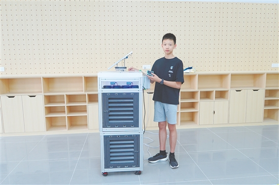 張馭和“苔蘚空氣質(zhì)量清潔器”合影。