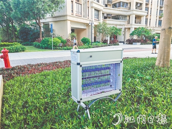 在保利西海岸云海軒，滅蚊燈成為守護(hù)小區(qū)的“衛(wèi)士”。