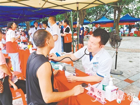 專家為市民提供專業(yè)暖心的健康服務(wù)，全天共惠及群眾800余人次。