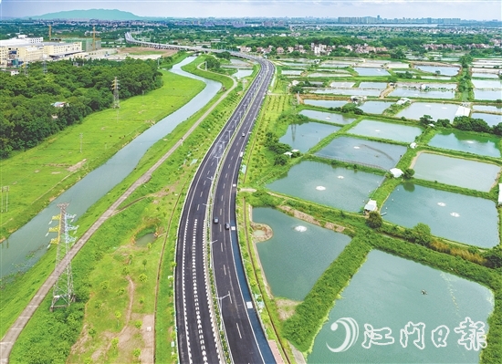 鶴山不斷完善交通路網(wǎng)布局，連接城鄉(xiāng)，推動(dòng)區(qū)域協(xié)調(diào)發(fā)展。