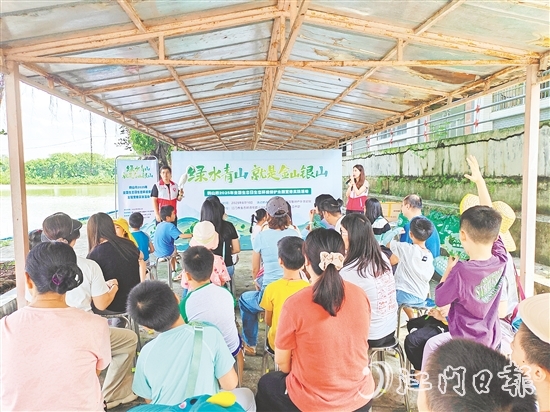 志愿者向親子家庭講解鳥類相關(guān)知識。