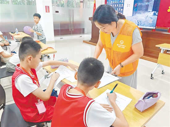 繽紛暑假成長(zhǎng)課程受到孩子們的歡迎。