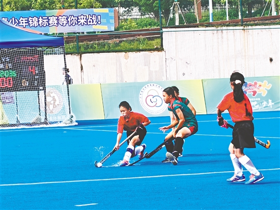 共和鎮(zhèn)中心小學(xué)女子曲棍球隊(duì)隊(duì)員（紅色隊(duì)服）在比賽中頑強(qiáng)拼搏。