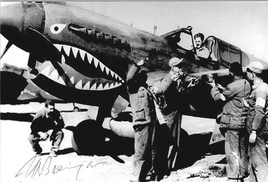 飛虎隊(duì)將飛機(jī)頭漆成鯊魚(yú)頭圖案，以震懾日軍。