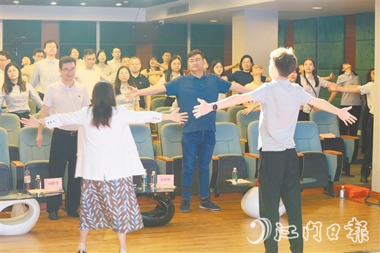 馮曉青邀請(qǐng)學(xué)員一起做解壓操。