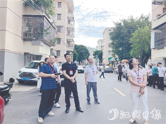 人大代表們視察老舊小區(qū)改造情況。