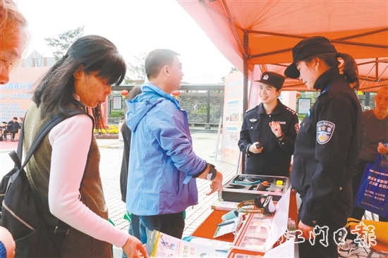 禁毒宣傳攤位上，民警為群眾答疑解惑。