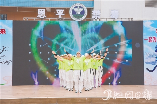 恩平市禁毒部門通過“健身+禁毒”的創(chuàng)新形式，將禁毒宣傳融入健身活動、體育賽事。