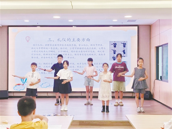 少年文物講解員接受禮儀培訓。