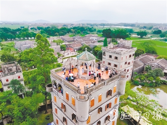 影視拍攝取景地自力村碉樓群吸引眾多游客前往游玩。