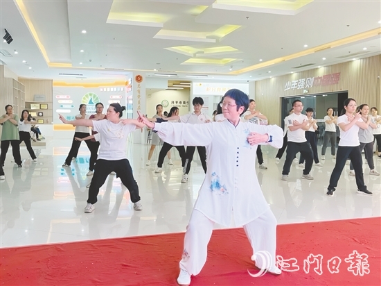 八段錦、健身操、瑜伽等健身課程成為青年的“新寵”。