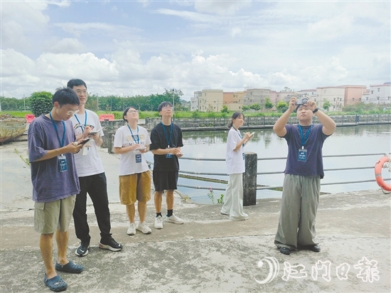 參賽團(tuán)隊(duì)深入田間地頭、古村老巷，與當(dāng)?shù)鼐用窠涣?，進(jìn)一步優(yōu)化和完善各自的規(guī)劃方案。