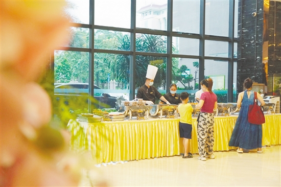 江海碧桂園鳳凰酒店在大堂擺起熟食攤。