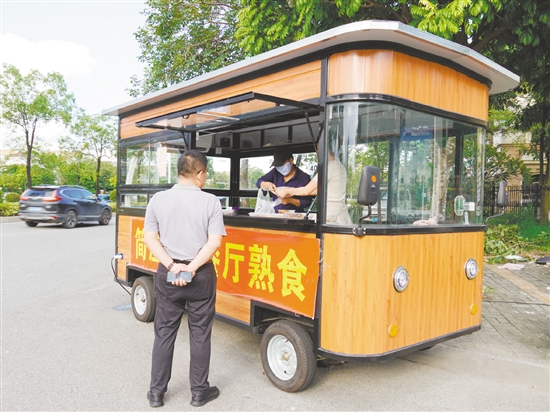 私房菜餐館購(gòu)置外賣(mài)車(chē)銷(xiāo)售熟食。