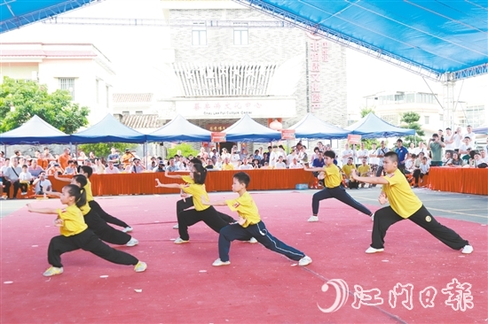 各地武術(shù)會館蔡李佛弟子上臺展示武藝，一招一式行云流水。