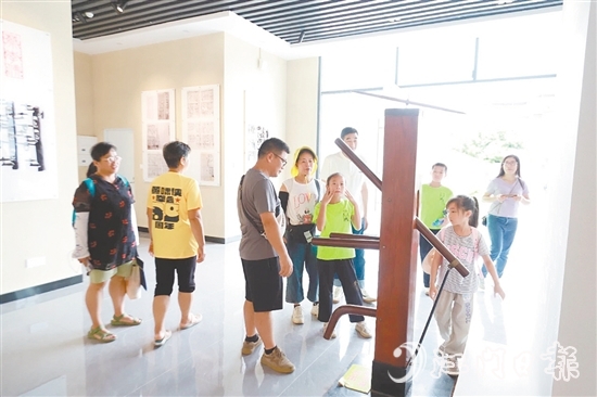 在蔡李佛國(guó)際傳承中心，群眾感受蔡李佛文化。