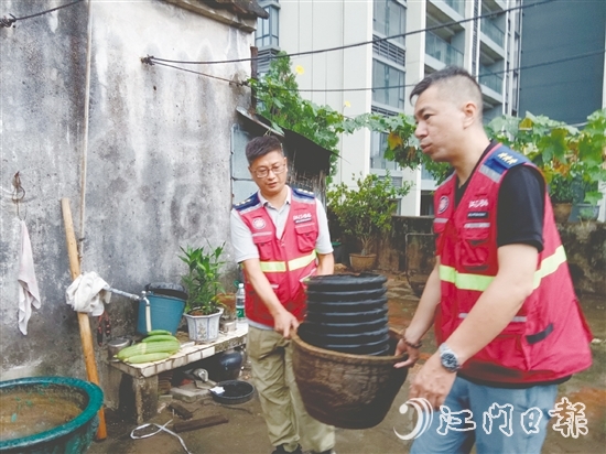 社區(qū)網格員幫忙搬走雜物。