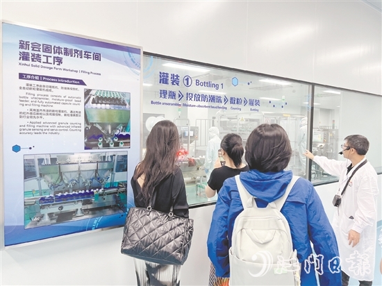 無(wú)限極邀請(qǐng)嘉賓參觀工廠。