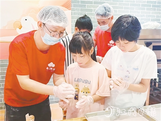 小學(xué)員們在師傅手把手的指導(dǎo)下認真學(xué)習(xí)制作冬蓉月餅。