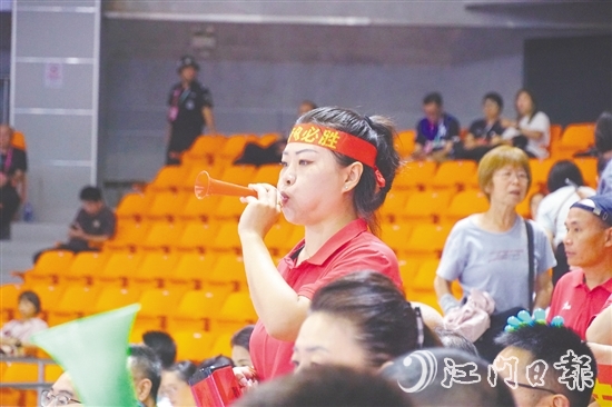 觀眾為支持的球隊(duì)加油。