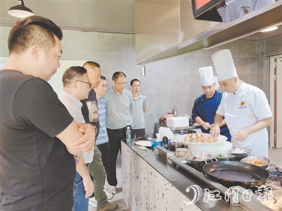 名廚云集，研發(fā)“臺山鮸”創(chuàng)新菜品，引來食客關(guān)注。