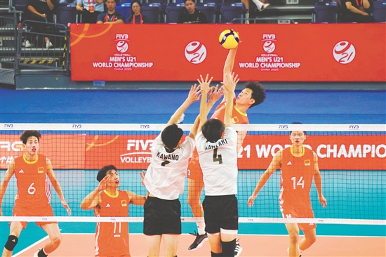 中國隊在比賽中展現(xiàn)出極強的韌性，最終以3：2戰(zhàn)勝日本隊挺進八強。