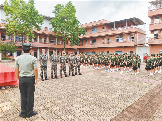 臺(tái)山市怡霖學(xué)校通過開展國防教育訓(xùn)練，幫助學(xué)生“收心”。