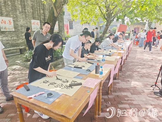 參賽選手沉著運(yùn)筆、各展所長(zhǎng)，楷行隸篆諸體皆備，一幅幅作品筆法端正、氣韻生動(dòng)。