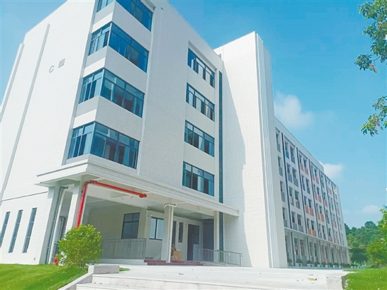 共和鎮(zhèn)共和中學(xué)新宿舍樓將在今年秋季新學(xué)期開學(xué)時(shí)投入使用。