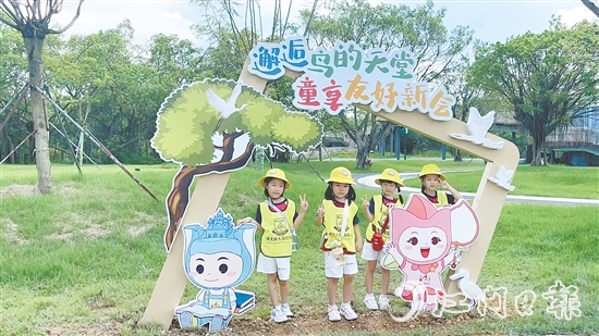 小鳥天堂國家濕地公園的互動式打卡標識成為景區(qū)熱門“打卡點”。