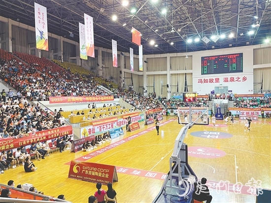 有業(yè)內(nèi)人士表示，女籃賽事的火爆體現(xiàn)了“粉絲經(jīng)濟(jì)”的崛起。