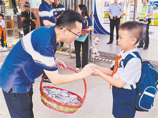 方之武為學生送上一份特殊的“本草萌新成長禮包”。