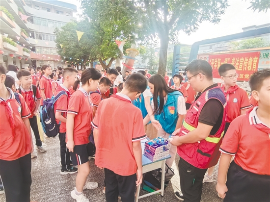 同學們在積極答題。