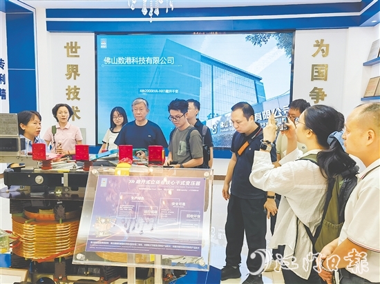 媒體記者、專家學(xué)者深入企業(yè)采訪調(diào)研，感受開平科技企業(yè)的魅力。