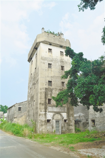 歷經(jīng)風(fēng)雨，向賢樓外墻隱約可辨的彈痕，仍講述著當(dāng)年的抗戰(zhàn)故事。臺(tái)山市委黨史研究室供圖