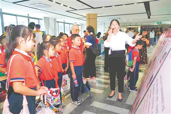 學(xué)生參觀江門(mén)抗戰(zhàn)歷史專題巡回展，了解江門(mén)烽火歲月，銘記抗戰(zhàn)歷史。郭永樂(lè)