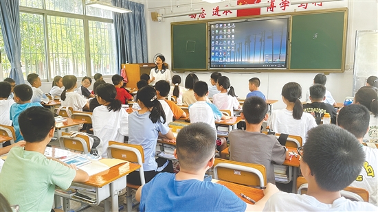 開平市第一中學(xué)七年級(jí)新生在上第一節(jié)課。