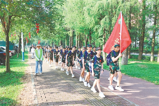 金山中學(xué)七年級(jí)學(xué)子進(jìn)行國防教育訓(xùn)練。