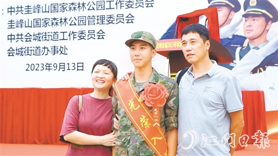 入伍近兩年來，黃壹舟與父母只見過一面。