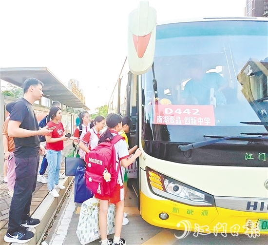 創(chuàng)新中學(xué)線(xiàn)路開(kāi)通首日，共有40余名學(xué)生體驗(yàn)了服務(wù)。