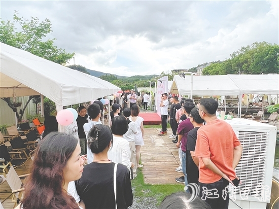 新會(huì)區(qū)、蓬江區(qū)聯(lián)合舉辦“會(huì)聚良緣‘蝦’日戀曲”活動(dòng)。