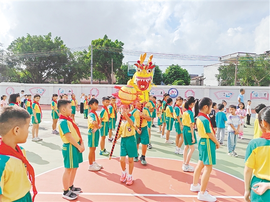 聯(lián)和小學(xué)的同學(xué)們舞動(dòng)金龍。