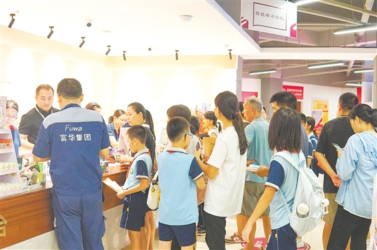 臺(tái)山市新華書店內(nèi)人頭攢動(dòng)，收銀臺(tái)前擠滿了學(xué)生和家長。