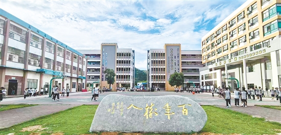 在赤溪中學校園內，現(xiàn)代化建筑與自然環(huán)境相得益彰。
